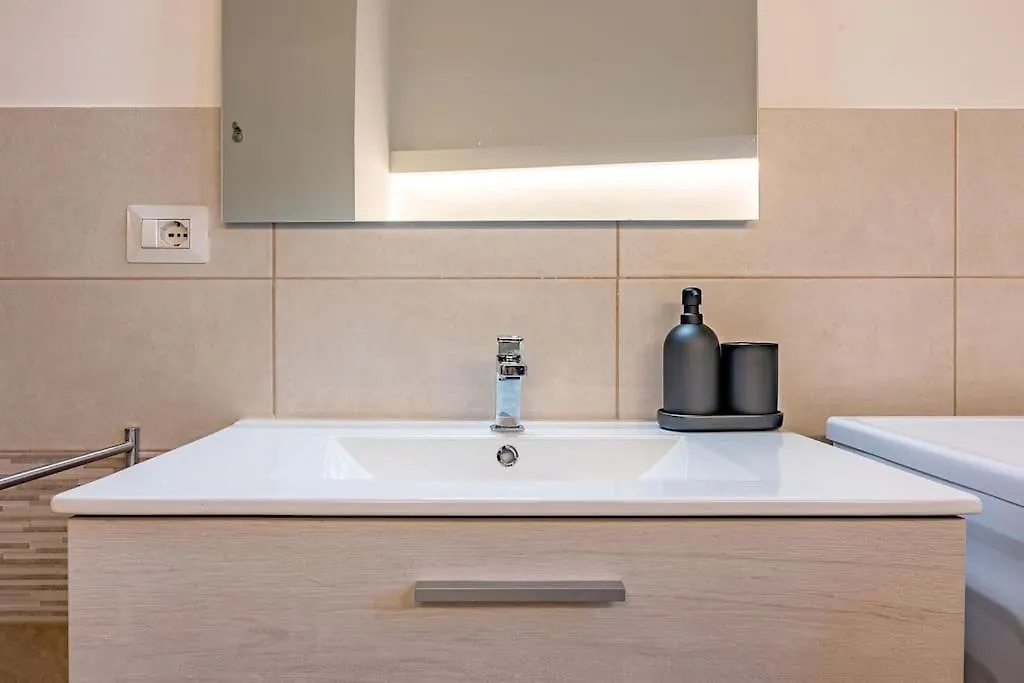 Guest Planet - Cozy Housing Porta Romana M3 Milan 0*,